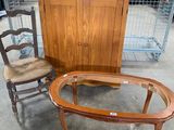 deux chaises et une table dans une pièce