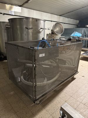 une grande machine installée à l'intérieur d'un bâtiment