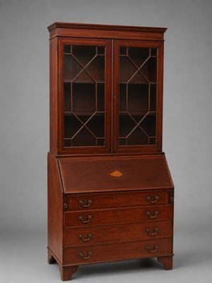 un secrétaire ancien en acajou avec des portes vitrées