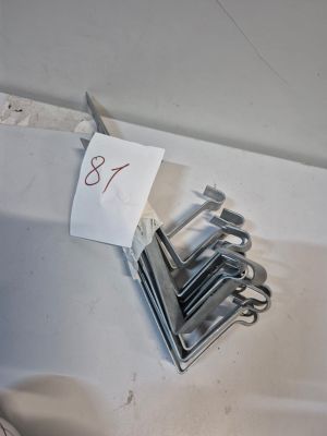 Lot de 17 crochets métalliques coudés Ø100 mm,en bon état.