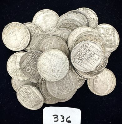 un tas de pièces d'argent sur lequel est accrochée une étiquette indiquant le prix