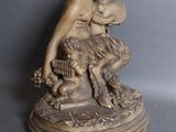 statue d'une femme tenant un panier de fleurs, posée sur un socle