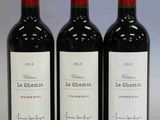 trois bouteilles de vin rouge posées côte à côte sur une table
