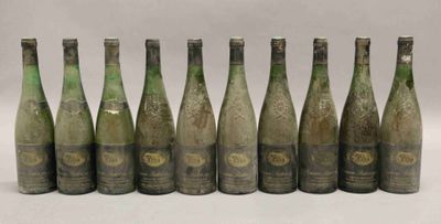 six bouteilles de vin sont alignées dans une rangée