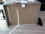 un chat assis par terre devant un bureau