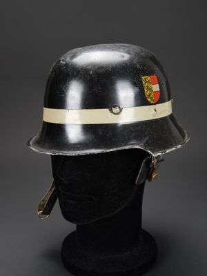 un casque noir avec une bande blanche sur le côté