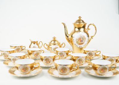 beaucoup de tasses et de soucoupes sur la table