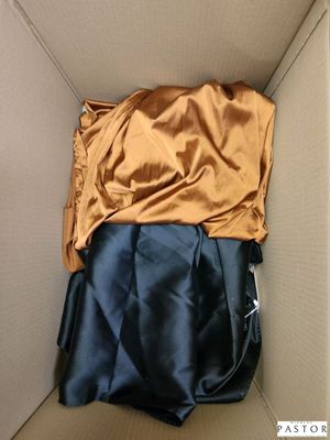 une boîte contenant des vêtements