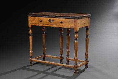 une petite table en bois surmontée d'un tiroir