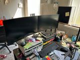 un bureau d'ordinateur équipé de deux écrans et d'un clavier