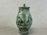 un petit vase avec un oiseau posé sur une table