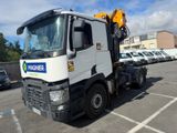 un gros camion blanc garé sur un parking