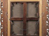 une vieille fenêtre en bois avec une vitre à l'extérieur
