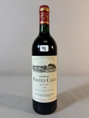 une bouteille de vin posée sur une table