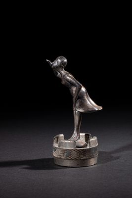 FEMME SCRUTANT Signé PAX Mascotte automobile en bronze argen…
