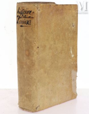 un vieux livre posé sur une table blanche à côté d'un mur blanc