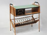 une table en bois avec un porte-revues et un porte-magazines