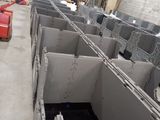 une grande pièce dans laquelle se trouvent de nombreux blocs de béton