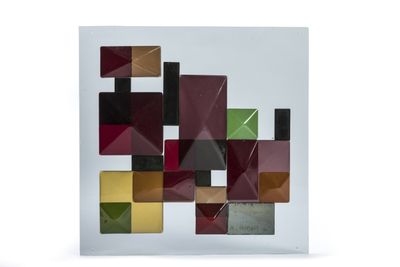 gros plan d'une œuvre d'art sur une surface blanche