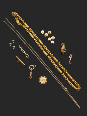 une collection de bijoux en or comprenant un collier, un bracelet et une bague