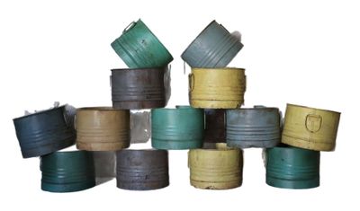 une pile de boîtes de conserve empilées les unes sur les autres