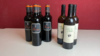 plusieurs bouteilles de vin sont alignées sur une table