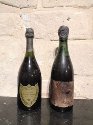 deux bouteilles de vin posées l'une à côté de l'autre sur une table