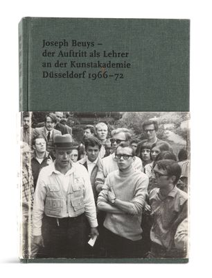 la couverture d'un livre sur laquelle figure l'image d'un groupe d'hommes