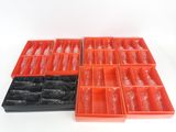 de nombreux récipients en plastique contenant différents types d'objets