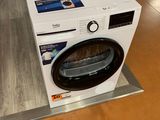 une photo d'une machine à laver exposée dans un magasin