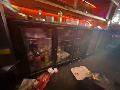 une photo floue d'un bar avec un tas de bouteilles sur le comptoir