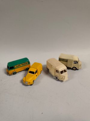 trois voitures jouets qui sont assises l'une à côté de l'autre