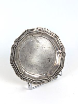 un plateau d'argent antique sur un support sur fond blanc