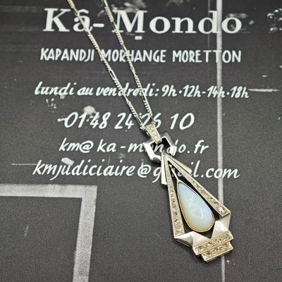 pendentif en argent sterling et opalite, monté sur une chaîne, présenté sur une carte de visite