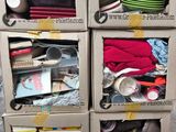 plusieurs cartons empilés les uns sur les autres sur une palette