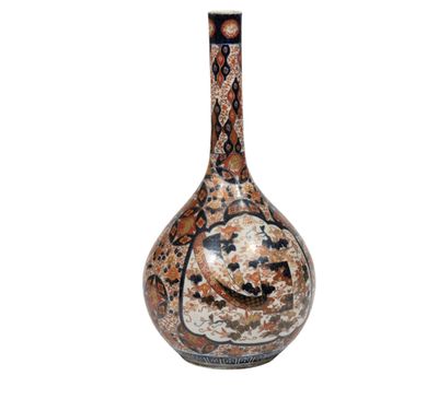 un vase posé sur une surface blanche