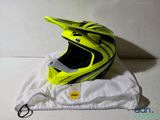 un casque jaune posé sur un sac blanc