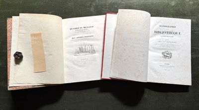 un livre ouvert posé sur une table, avec une feuille de papier dessus