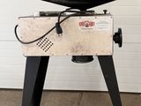 une photo d'un barbecue noir et blanc posé sur une table en bois