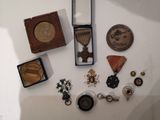un grand nombre d'objets posés sur une table
