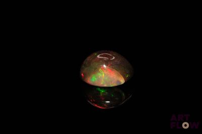 l'image d'un oplite enflammé dans l'obscurité