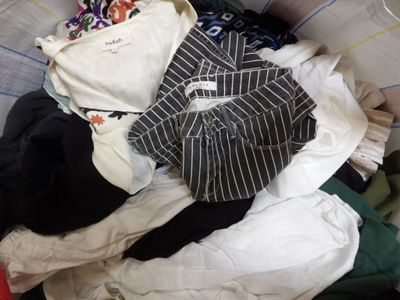 une pile de vêtements qui se trouve dans un panier