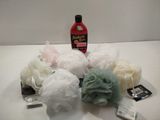 de nombreux produits de bain posés sur une table blanche