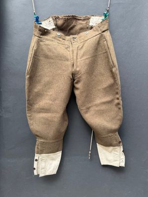 un gros plan sur un pantalon suspendu à une corde à linge