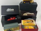 beaucoup de petites voitures dans des boîtes posées sur la table