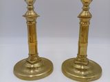 paire de chandeliers anciens en laiton sur fond blanc