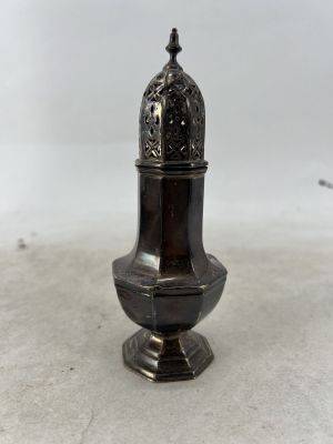 Salière et poivrière plaquées argent sur socle, sur fond blanc