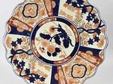une assiette décorative ornée d'un motif bleu et orange