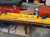 de nombreux outils sur un établi dans un garage