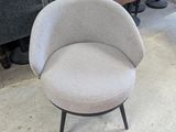 une chaise qui se trouve au milieu d'une pièce